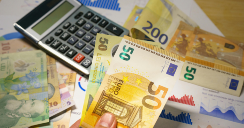 نقود ورقية بعملة يورو مع الة حاسبة