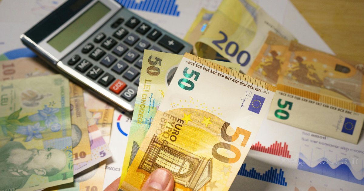 نقود ورقية بعملة يورو مع الة حاسبة