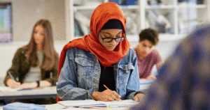 بنت ترتدي الحجاب داخل فصل دراسي
