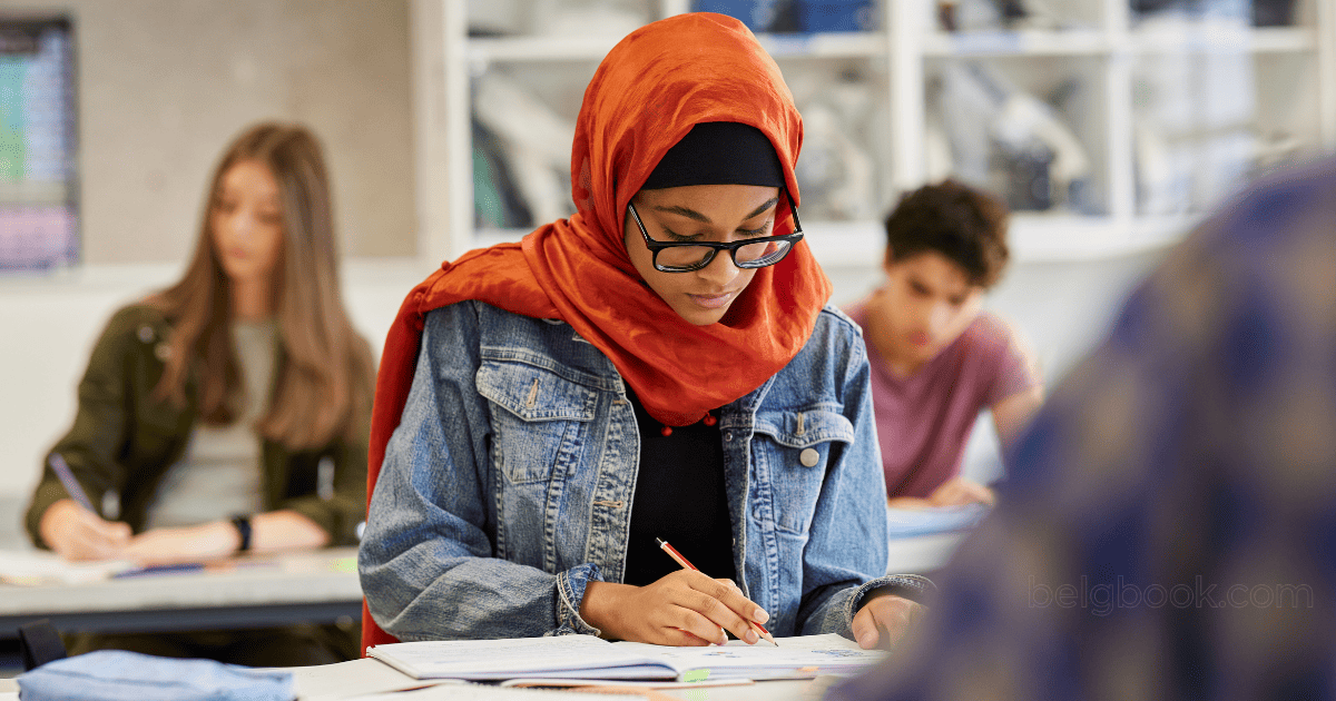 بنت ترتدي الحجاب داخل فصل دراسي