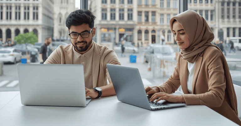 شاب وفتاة من جنسيات مختلفة يجلسان في مساحة عمل حديثة في بروكسل، يعملان على حواسيب محمولة ويبحثان عن وظائف عبر الإنترنت، تظهر في الخلفية معالم بلجيكية مميزة مثل ساحة غراند بلاس ومباني الاتحاد الأوروبي، أجواء مهنية عصرية، إضاءة طبيعية، أسلوب واقعي عالي الجودة، يعكس التنوع الثقافي وفرص العمل في بلجيكا، تصميم نظيف مناسب لمقال مهني وسوق العمل.