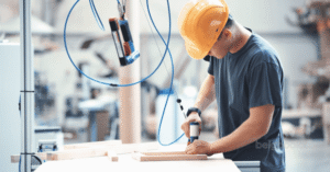 عامل في مصنع