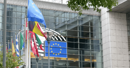 صورة احترافية تعبيرية عن الاتحاد الأوروبي، تُظهر خريطة قارة أوروبا بأسلوب عصري مع إبراز دول الاتحاد الأوروبي بلون أزرق، وإضافة علم الاتحاد الأوروبي بنجومه الذهبية بشكل واضح وأنيق.