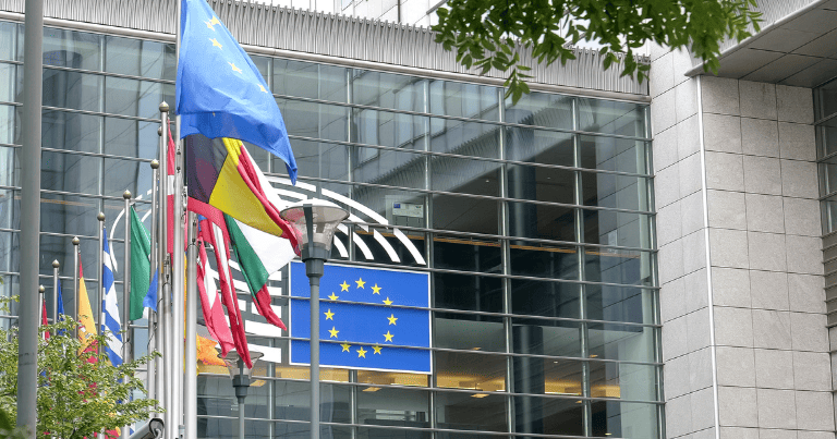 صورة احترافية تعبيرية عن الاتحاد الأوروبي، تُظهر خريطة قارة أوروبا بأسلوب عصري مع إبراز دول الاتحاد الأوروبي بلون أزرق، وإضافة علم الاتحاد الأوروبي بنجومه الذهبية بشكل واضح وأنيق.