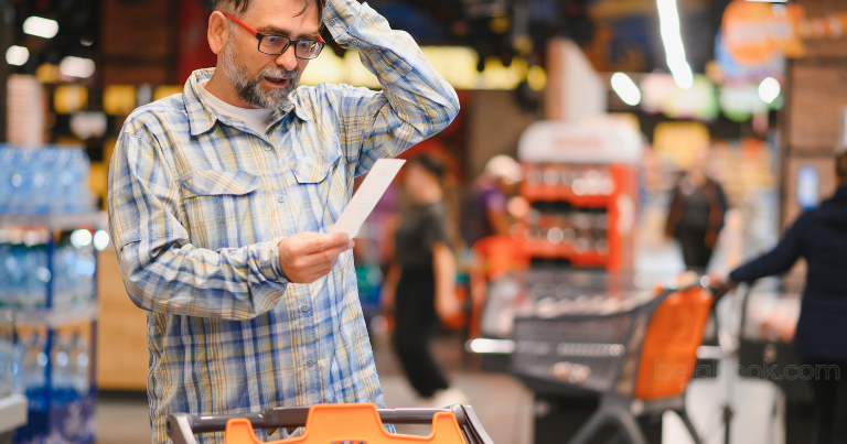 رجل يتسوق في سوبر ماركت بلجيكي ويشاهد فاتورة الاسعار بشكل مصدور بجانب المحاسب