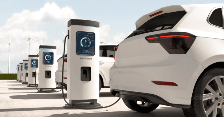 سيارة كهربائية تشحن