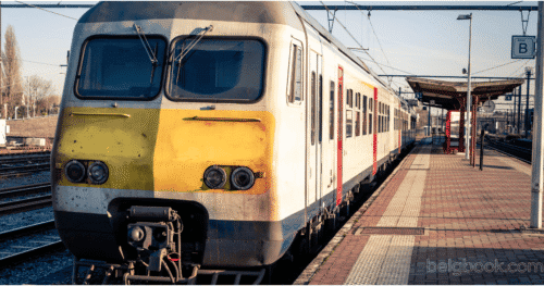 قطار يقف في محطة بلجيكية