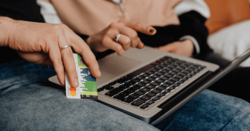 مكتب عصري لمصرف أو بنك، يحتوي على شاشات رقمية تعرض أسعار العملات، مع ظهور رمز الدولار الأمريكي بوضوح على إحدى الشاشات. في الخلفية يوجد تأثير ضبابي لمكاتب أخرى أو نافذة تطل على المدينة، مع إضاءة طبيعية معتدلة. الصورة تعكس الاحترافية والتمويل الدولي، مع شعور بالثقة والأمان المالي، مناسبة لمقال عن أفضل حسابات الدولار الأمريكي في بلجيكا.