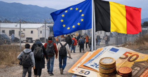 لاجئون يسيرون باتجاه مركز استقبال مؤقت قرب سياج حدودي، مع ظهور علم الاتحاد الأوروبي وعلم بلجيكا وأوراق نقدية من اليورو في المقدمة، في صورة تعبّر عن سياسة تقاسم أعباء اللجوء داخل أوروبا.