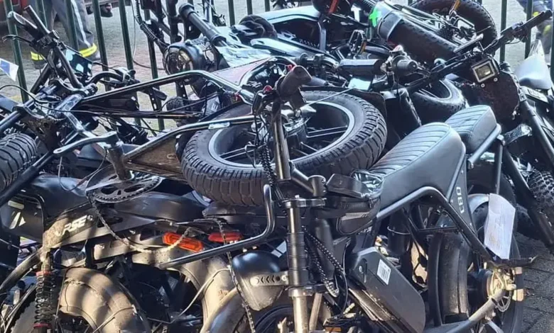 مجموعة من دراجات Fatbike والسكوترات الكهربائية المصادرة في منطقتي Kapellen وStabroek بمقاطعة أنتويرب