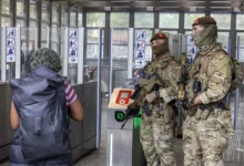 جنديان من الجيش البلجيكي يحملان أسلحة داخل محطة نقل عام أثناء مهمة أمنية