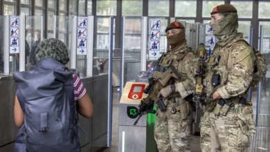جنديان من الجيش البلجيكي يحملان أسلحة داخل محطة نقل عام أثناء مهمة أمنية