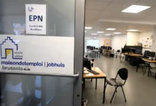 مكتب Jobhuis للتوظيف في Brussel يضم أجهزة كمبيوتر مخصصة للباحثين عن عمل
