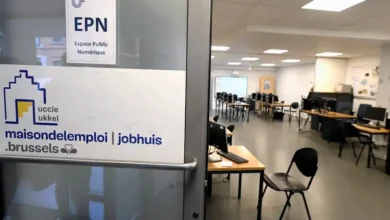 مكتب Jobhuis للتوظيف في Brussel يضم أجهزة كمبيوتر مخصصة للباحثين عن عمل