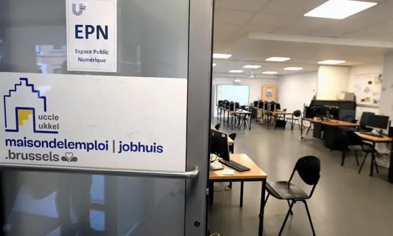 مكتب Jobhuis للتوظيف في Brussel يضم أجهزة كمبيوتر مخصصة للباحثين عن عمل