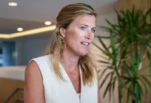 وزيرة العدل البلجيكية Annelies Verlinden خلال مقابلة صحفية