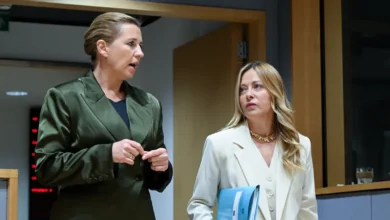 Mette Frederiksen وGiorgia Meloni خلال لقاء سياسي أوروبي