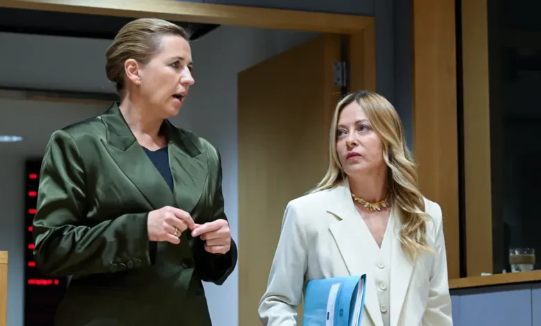 Mette Frederiksen وGiorgia Meloni خلال لقاء سياسي أوروبي