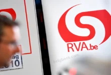 شعار المكتب الوطني للتشغيل في بلجيكا RVA على لوحة داخل أحد المكاتب