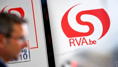 شعار المكتب الوطني للتشغيل في بلجيكا RVA على لوحة داخل أحد المكاتب
