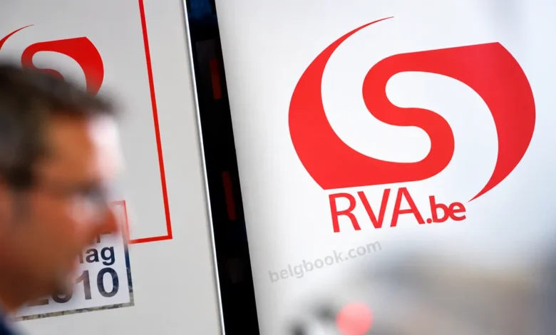 شعار المكتب الوطني للتشغيل في بلجيكا RVA على لوحة داخل أحد المكاتب