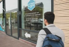 شخص يحمل حقيبة ظهر أمام مقر المفوضية العامة لشؤون اللاجئين وعديمي الجنسية CGRS/CGVS في بلجيكا.