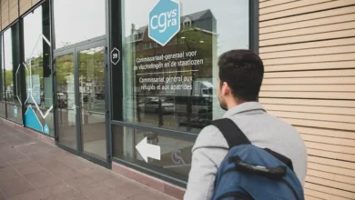 شخص يحمل حقيبة ظهر أمام مقر المفوضية العامة لشؤون اللاجئين وعديمي الجنسية CGRS/CGVS في بلجيكا.