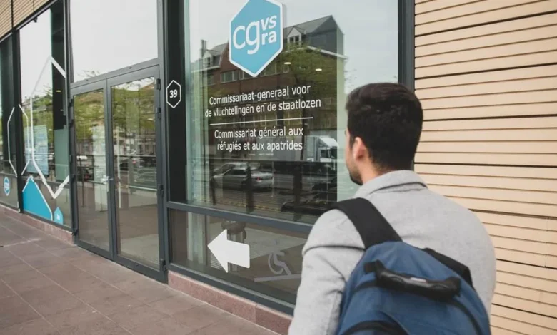 شخص يحمل حقيبة ظهر أمام مقر المفوضية العامة لشؤون اللاجئين وعديمي الجنسية CGRS/CGVS في بلجيكا.
