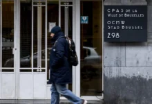 مدخل مركز المساعدة الاجتماعية CPAS في بروكسل مع أحد المارة