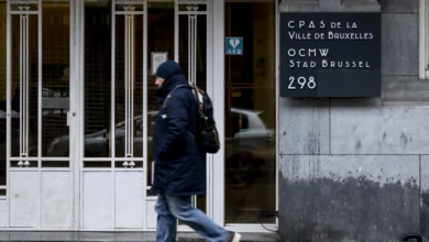 مدخل مركز المساعدة الاجتماعية CPAS في بروكسل مع أحد المارة
