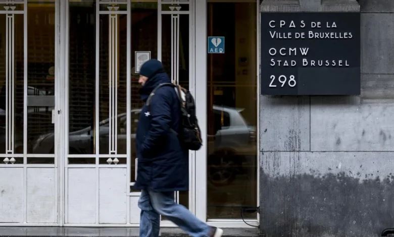مدخل مركز المساعدة الاجتماعية CPAS في بروكسل مع أحد المارة