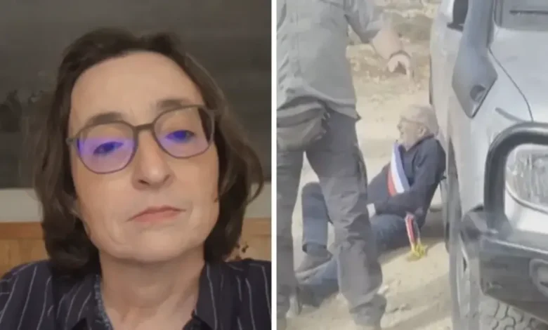 امرأة ترتدي نظارات طبية وبجانبها مشهد لشخص على الأرض قرب سيارة خلال حادثة مصورة