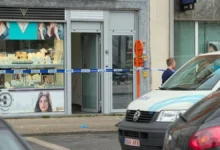 واجهة متجر مجوهرات في بلجيكا أمامها شريط أمني وسيارة شرطة