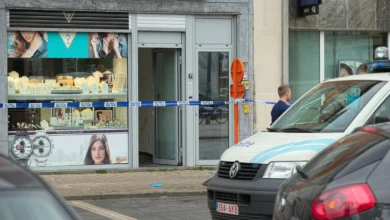 واجهة متجر مجوهرات في بلجيكا أمامها شريط أمني وسيارة شرطة