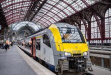 قطار تابع لشركة السكك الحديدية البلجيكية SNCB داخل محطة أنتويرب المركزية في بلجيكا