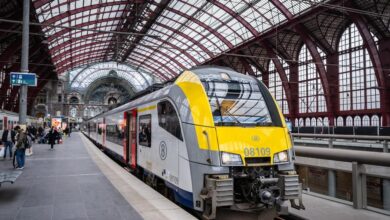 قطار تابع لشركة السكك الحديدية البلجيكية SNCB داخل محطة أنتويرب المركزية في بلجيكا