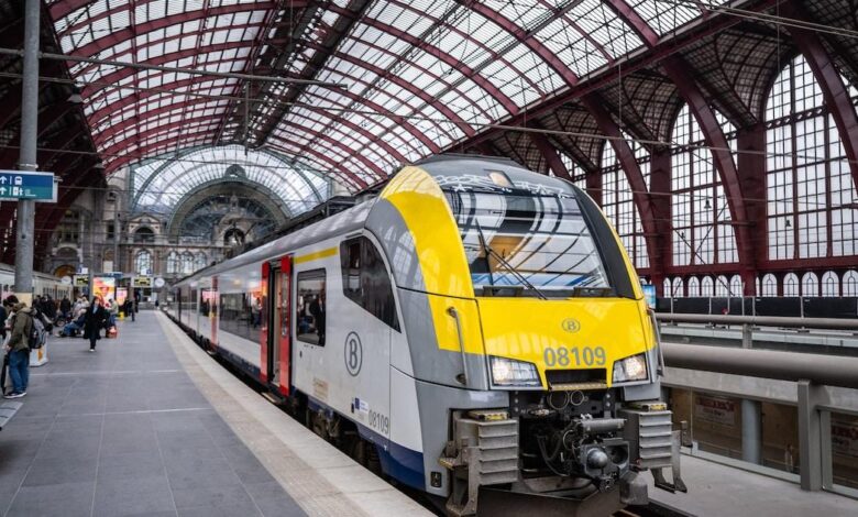 قطار تابع لشركة السكك الحديدية البلجيكية SNCB داخل محطة أنتويرب المركزية في بلجيكا