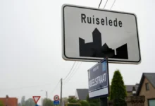 : لافتة مدخل بلدة Ruiselede في فلاندرز الغربية ببلجيكا، حيث سُجل زلزال بقوة 1.9 درجة.