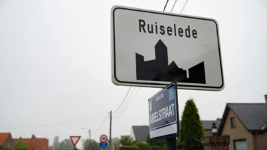 : لافتة مدخل بلدة Ruiselede في فلاندرز الغربية ببلجيكا، حيث سُجل زلزال بقوة 1.9 درجة.
